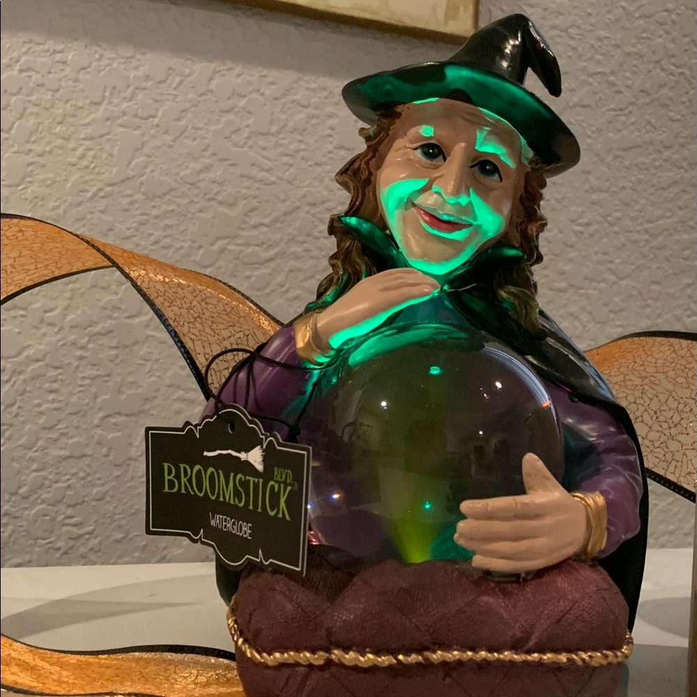 BROOMSTICK WITCH HALLOWEEN SNOWGLOBE - Picture 1 of 2